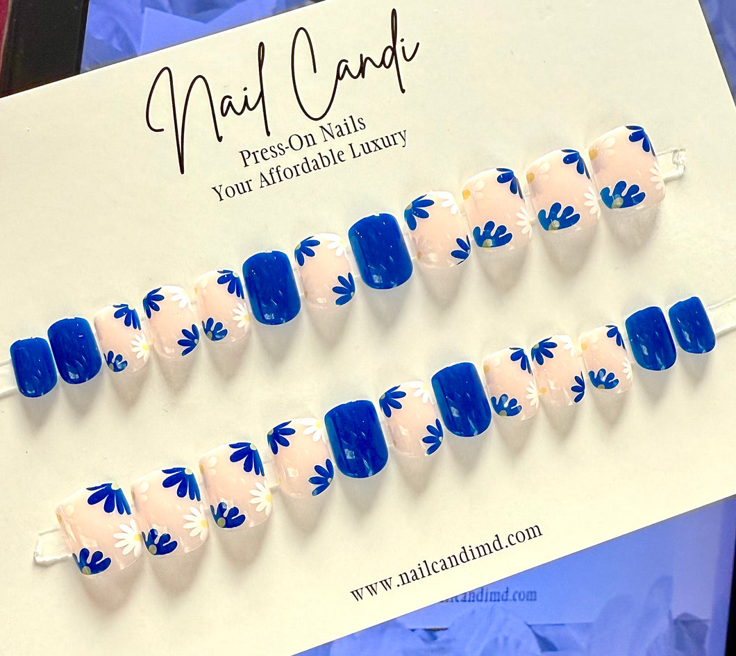Henrietta | Short Rounded Blue Flower Nails