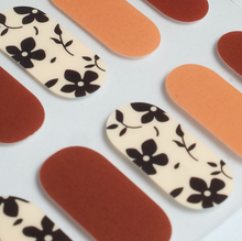 Load image into Gallery viewer, Daisy Black Gel Nails
